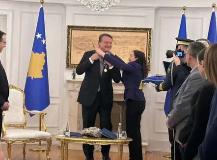 ​Hasan Arat nderohet me medalje presidenciale për kontributin në afirmimin ndërkombëtar të sportit të Kosovës