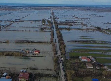 Rreth 20 banesa dhe qindra hektarë tokë bujqësore nën ujë nga çarja e argjinaturës së lumit Seman