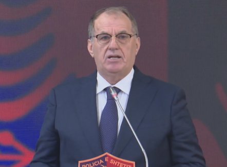 “Pas çdo polici ka një nënë që lutet dhe një fëmijë që pret”, Qefalia shpjegon pse mungoi Koçiu në ceremoninë e 113-vjetorit të Policisë së Shtetit