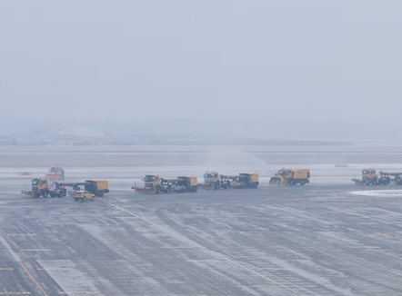 Ngrin aeroporti i Vjenës nga acari, fluturime të anuluara ose devijuara, preket dhe Shqipëria