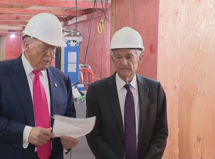 Kush e kontrollon paranë në SHBA? Trump rrezikon pavarësinë e BQ, i shpall luftë Powell