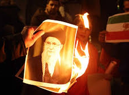 Nga të rinjtë e vrarë te gjestet simbolike, si e sfidojnë protestat pushtetin në Iran