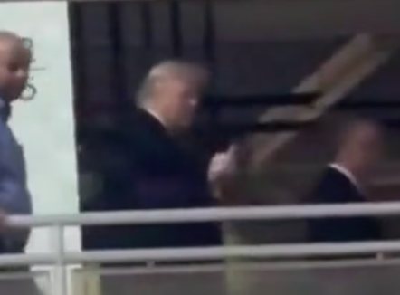 E quajnë “mbrojtës të pedofilëve”, Trump shpërthen ndaj punonjësit të Ford dhe i tregon gishtin e mesit