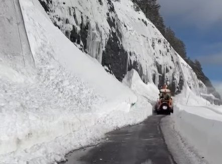 Ortekët e borës bllokojnë rrugën Qafë Thore–Theth