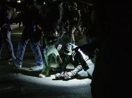 Rriten tensionet në Minneapolis, një oficer qëllon një emigrant