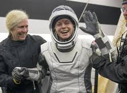 Astronautët kthehen në Tokë pas evakuimit të parë mjekësor nga stacioni hapësinor