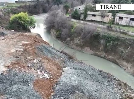 Ndërtoi pa leje dhe hodhi inertet në lumë, arrestohet 43-vjeçari