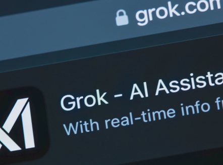 Vendimi pas polemikave, Grok i Elon Musk nuk do të zhveshë më njerëzit në foto