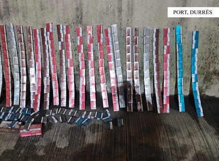 Tentoi të kalonte kontrabandë 37 steka cigaresh elektronike, arrestohet në Durrës 59-vjeçari