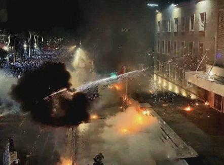 Molotov dhe fishekzjarrë drejt Kryeministrisë