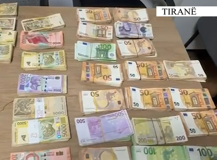 Kapen 1 kg kokainë, armë zjarri, 120 mijë euro, miliona lekë dhe paund, Policia operacion anti-drogë në Tiranë, arrestohen 3 persona