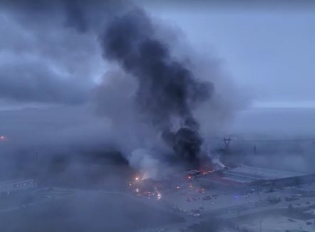 Zjarr në një fabrikë në Greqi, 3 viktima