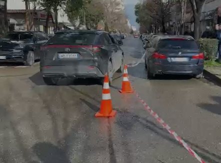 E rëndë në Durrës! Babai godet me thikë vajzën, plagoset edhe një kalimtar