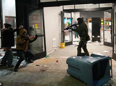 Protestuesit rrethojnë hotelin e agjentëve të ICE, nxirren sërish armët