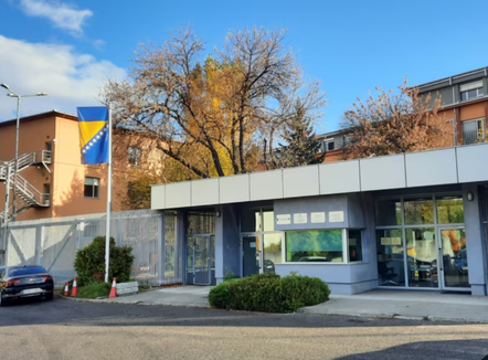 Shfaqi foto të Karaxhiç dhe Ratko Mlladiqit, dënohet me 3 vite burg 