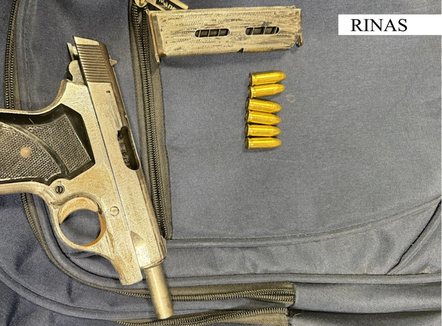 Tentoi të fuste një pistoletë nga Italia në Shqipëri, arrestohet 30-vjeçari