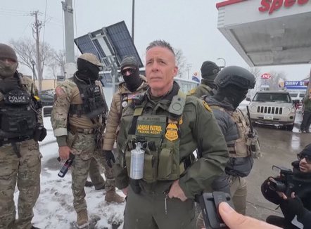 Shtëpia e Bardhë tërhiqet, largohet Bovino nga Mineapolis pas trazirave, vjen “Cari i Kufirit”