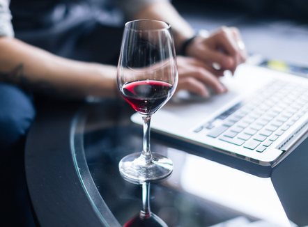 Verë në orën 10:30 të mëngjesit: politikani zviceran kërkon që parlamentarëve t’u ndalohet alkooli