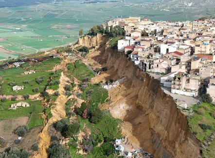 Çarja 4 kilometra, i gjithë qytetit “buzë greminës”
