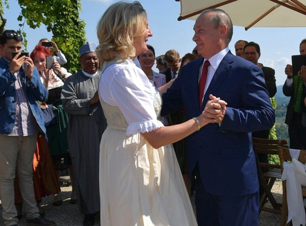 Ajo jeton në Rusi dhe i quajti austriakët “hiena”: Ish-ministrja e Jashtme Karin Kneissl ndez polemika të ashpra