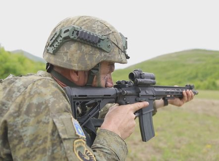 “Shqiptarët sulmojnë në aktin e tretë”, Vulin frikësohet nga ushtria e Kosovës: Një armë që do qëllojë