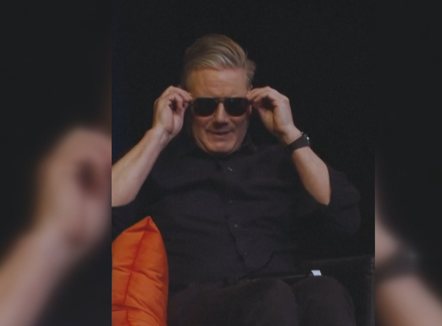 Kryeministri i futet komedisë, Starmer përqesh Macron dhe del në skenë me syze