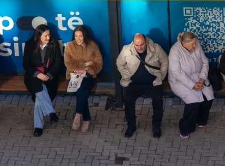 Lëmoshë apo reformë sociale, çfarë përfiton realisht qytetari në Kosovë?