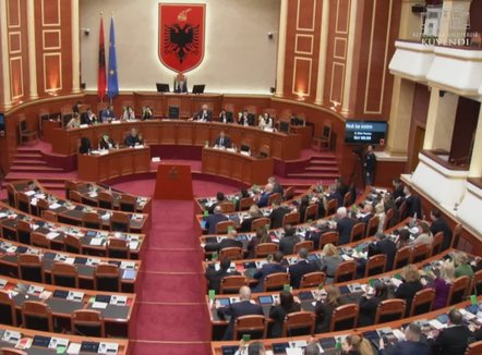 Miratohen ndryshimet në Kodin Penal, dekriminalizim i shpifjes dhe ashpërsim i masave për parkimin dysh