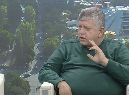 “Pini 2 litra çaj mali në ditë”, mjeku tregon sekretin për të luftuar gripin