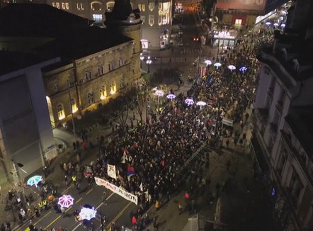 “Nuk do të dorëzohemi”, serbët vazhdojnë protestat kundër qeverisë