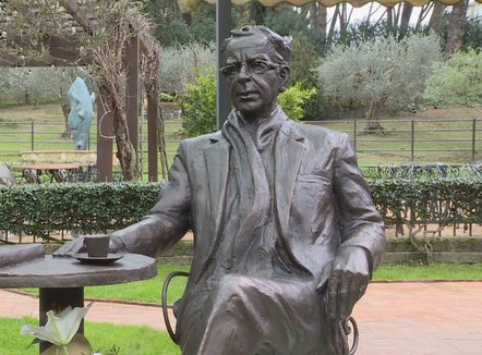 Një monument për Ismail Kadare, në kafenenë e preferuar, ai nuk do të mungojë asnjëherë