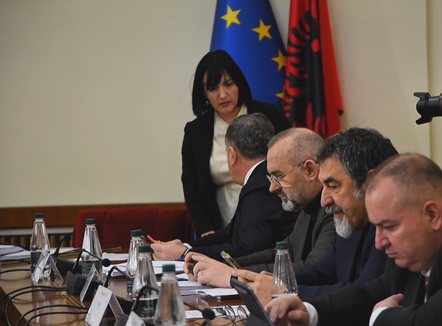 Kuvendi “varet” te Kushtetuesja, Peleshi shtyn pa afat këshillin e mandateve për Ballukun