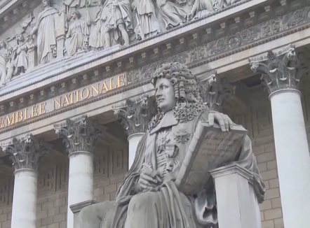 Revolucion martesor në Francë, Parlamenti heq detyrimin për raporte seksuale për çiftet