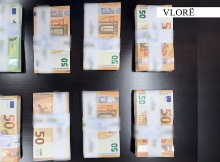 Tentoi të dilte nga Shqipëria me 45 000 euro, pa i deklaruar, procedohet penalisht shtetasi grek