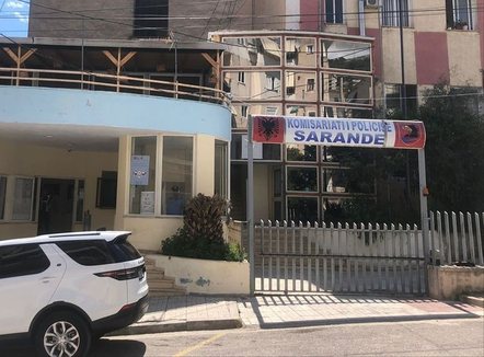 Mamaja denoncon djalin: Vodhi banesën dhe motorin e të atit. Arrestohet 22-vjeçari