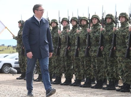 “Ka aleanca ushtarake kundër Serbisë”, Vuçiç shkon në kazermë dhe ‘shpërthen’ ndaj Shqipërisë: Po veprojmë