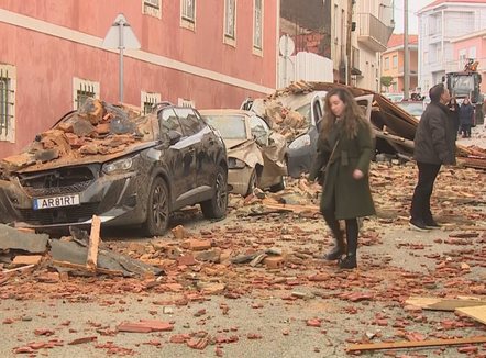 Stuhia vret 5 persona në Portugali, autoritetet shpëtojnë banorët dhe kafshët në Spanjë