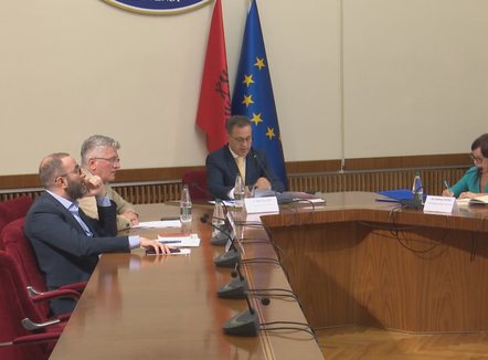 “Imuniteti i Ballukut” përplas PD me Peleshin. PS, edhe një shans opozitës për Reformën Territoriale  