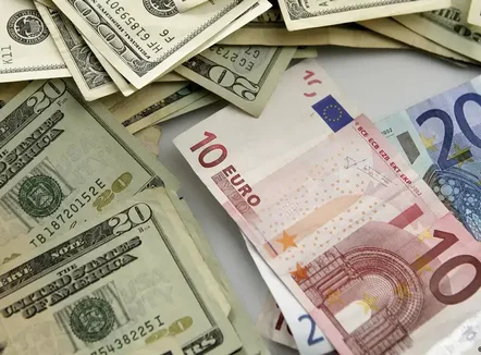 A është dollari i dobët rrezik për Europën?