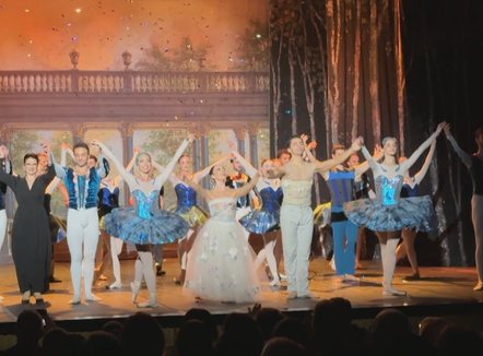 “Valsi i luleve” mbush me magji “Petro Markon”