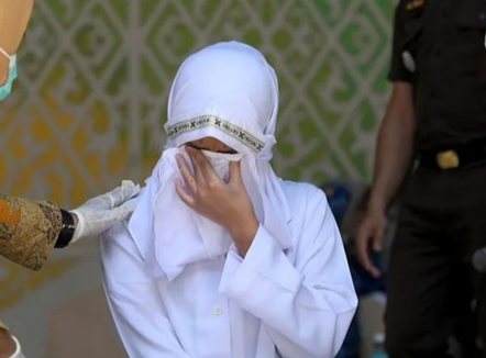 Dënimi brutal në Indonezi, çifti rrihet 140 herë më kamzhik për raporte intime dhe alkool