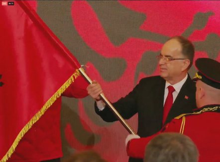 Lojërat Dimërore Milano-Cortina 2026, presidenti Begaj i dorëzon flamurin ekipit olimpik