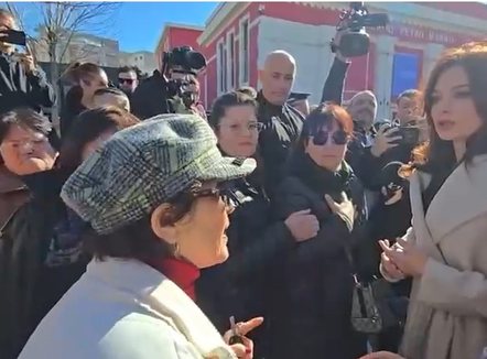 “T’iu vijë turp që vini në Vlorë”, tregtarët e tregut industrial përplasen me ministren e Jashtme Elisa Spiropali