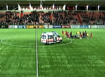 Panik në ndeshjen Partizani-Elbasani, futbollisti i të kuqve humbet ndjenjat në fushë