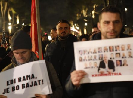 Deputeti demokrat Besart Xhaferri i bashkohet protestës së Lapajt para Kryeministrisë