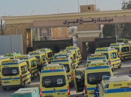 Rihapet pika e kalimit në Rafah, ambulanca dhe kamionë ndihmash në radhë