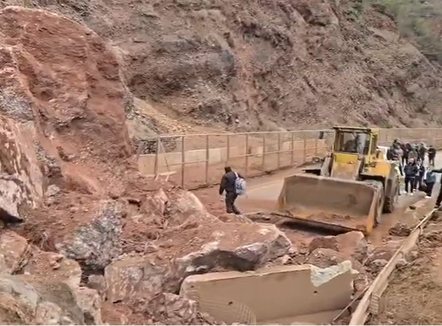 Bllokohet aksi Librazhd-Qafë Thanë, të sëmurët transportohen nga mali me barelë