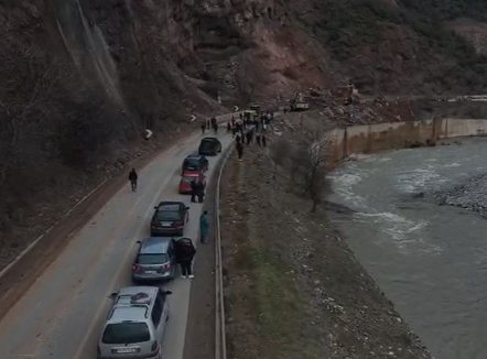 Mbi 20 km radhë makinash në Librazhd–Qafë Thanë, rëndohet situata