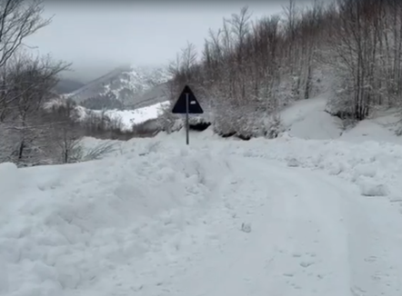 1 metër borë! Pamje mbresëlënëse dhe vështirësi në qarkullim në Shtyllë-Mashkullorë-Panarit