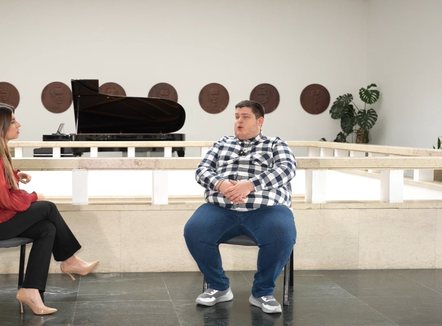 “Nuk ngjit dot shkallët e skenës!” A është kjo arsye që Teatri i Operës të mos e punësojë Diego Zelkën?